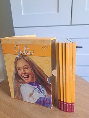 American Girl 'JULIE' set